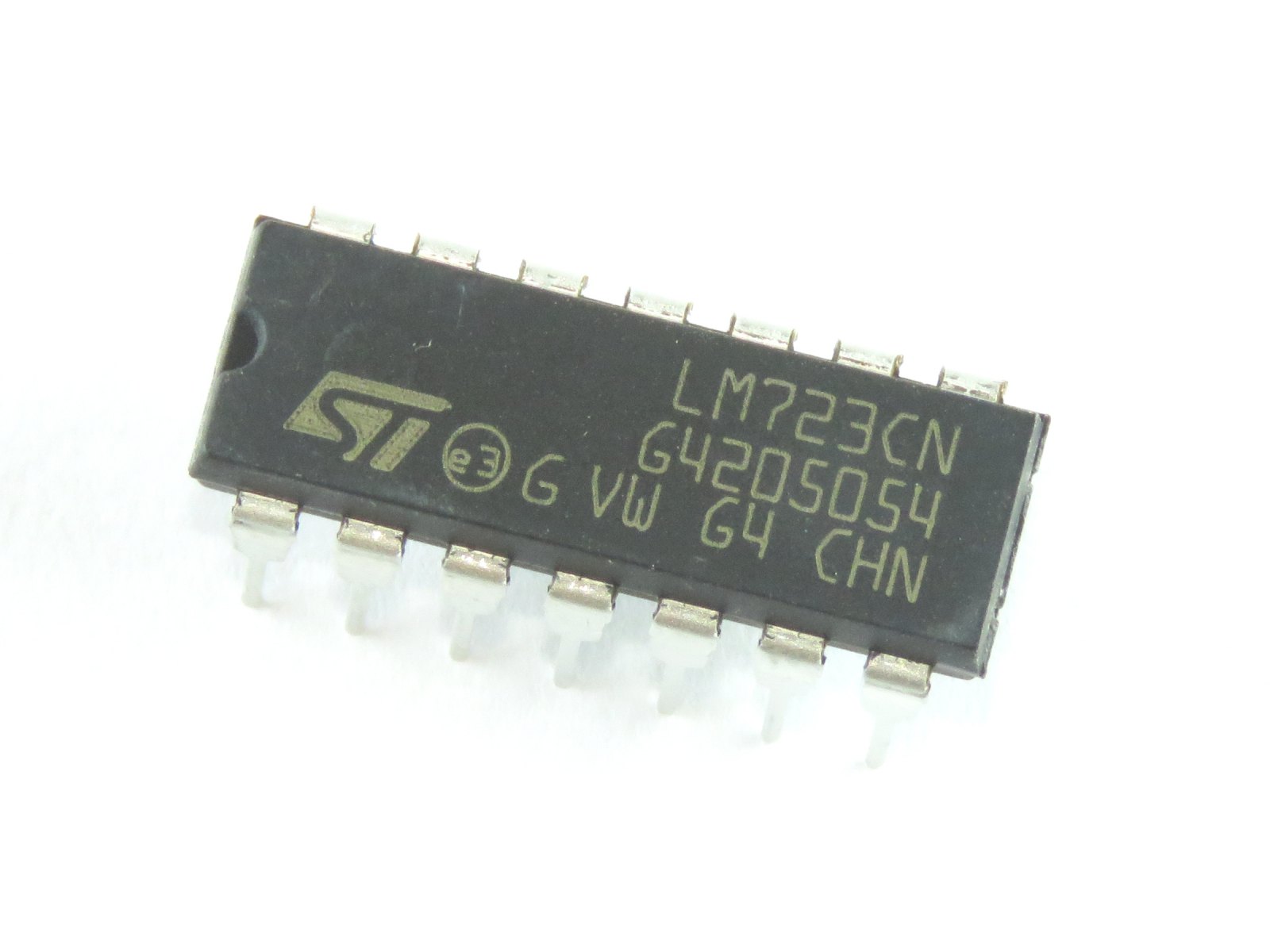 LM723CN REGULATEUR AJUSTABLE 2…37V / 150mA