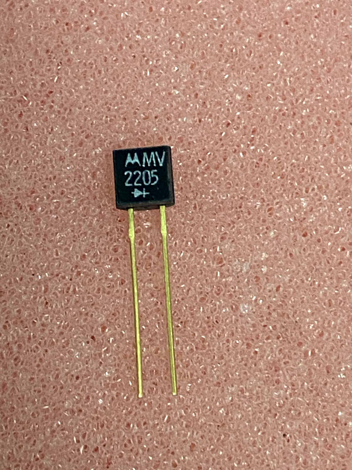 MV2205 VARACTOR DIODE 24.3PF…39.7PF
